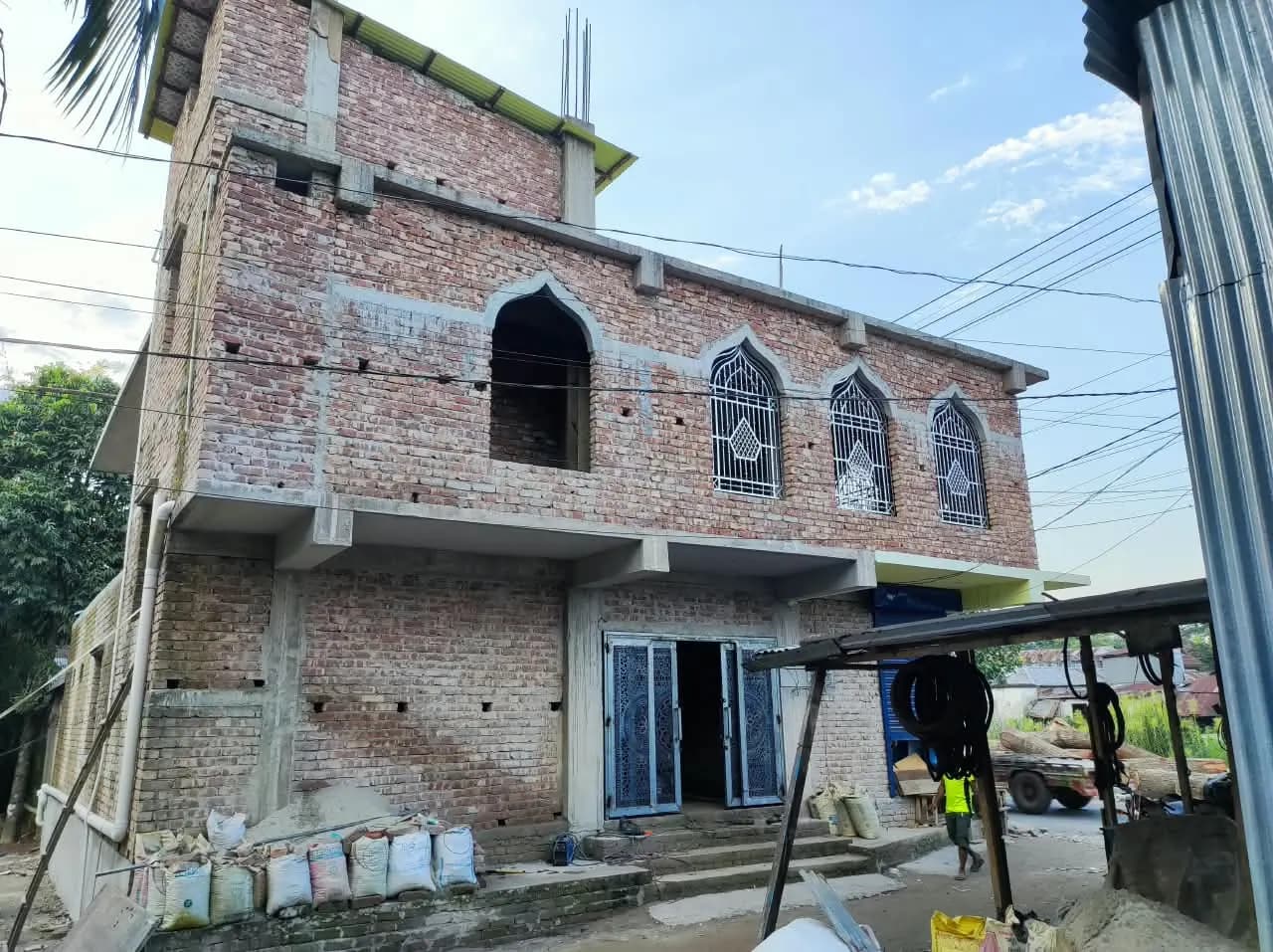 নীল নকশার প্রবেশদ্বারসহ মসজিদের সামনের দৃশ্য