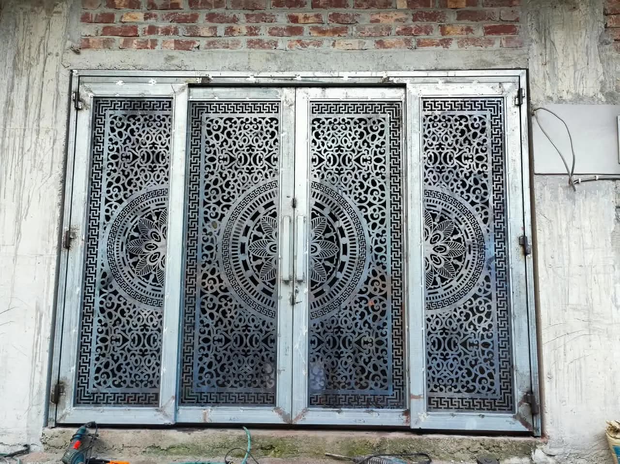 মসজিদে স্থাপিত নকশাকৃত ধাতব গেট