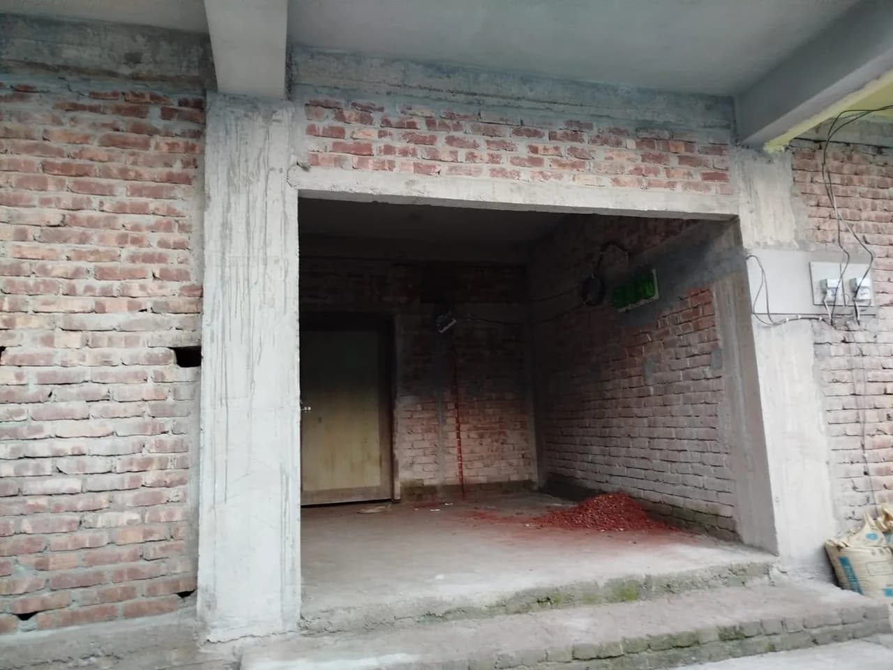 উন্মুক্ত ইট ও কংক্রিটের প্রবেশপথের কাছাকাছি দৃশ্য